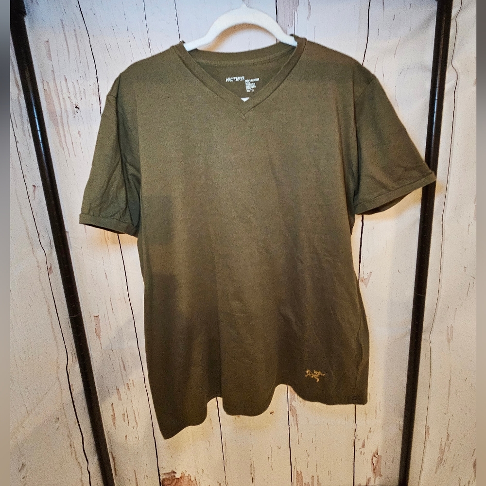 Arc'teryx Men's short sleeve V-neck army green Tshirt size XL trim fit